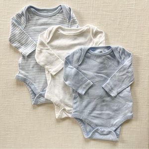 Baby Gap baby boy long sleeve onesies in white and blue. Lot of 3. 0-3 months.